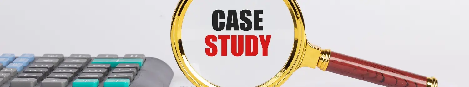 Uma calculadora é colocada na mesa e uma lupa mostra estudo de caso.