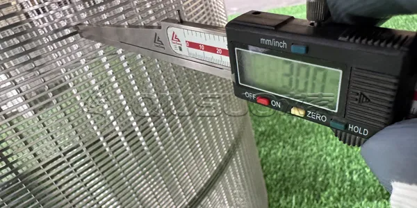A largura do fio da tela de admissão é 3mm.