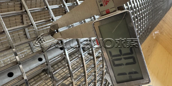 Mesurer la largeur du fil des écrans d'admission à l'aide d'un étrier