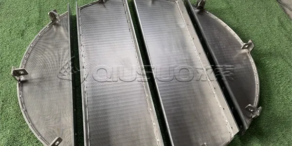 The internal support grid is placed on the green grassland.