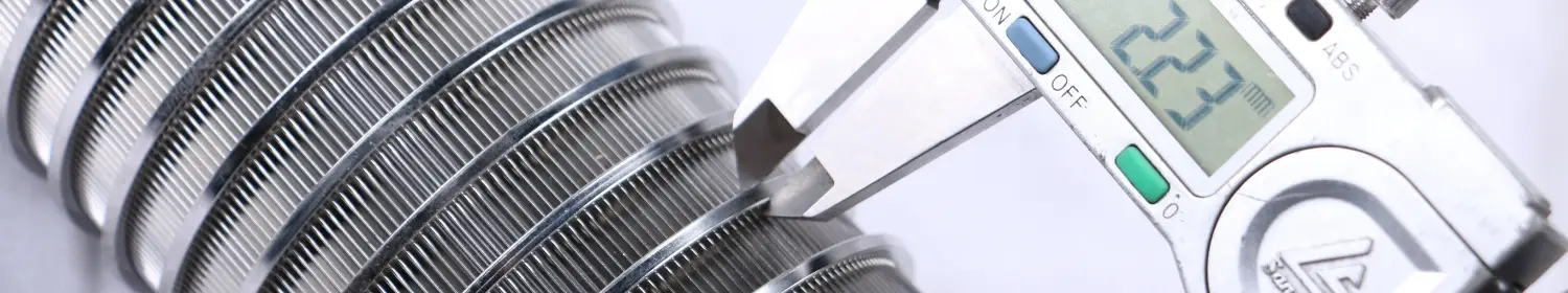 Bir işçi kama tel ekran sepetinin destek çubuğu boyutunu ölçüyor.