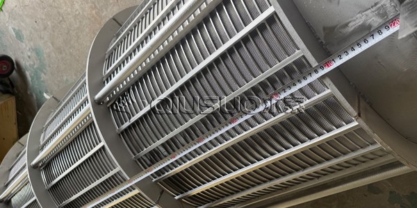 Mesurez la longueur de l'écran du tambour rotatif avec une règle en acier.
