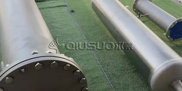 The scrubber pressure vessel is placed on the green lawn.
