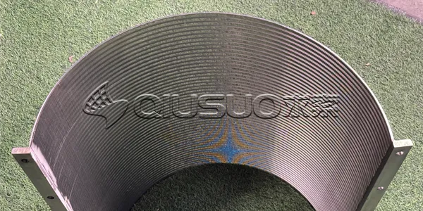 Yeşil otlak üzerinde bir elek bükme ekranı