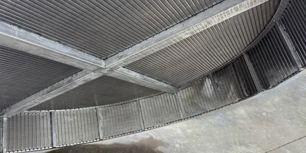 Vista interna da cesta do fio da cunha que mostra as hastes do apoio