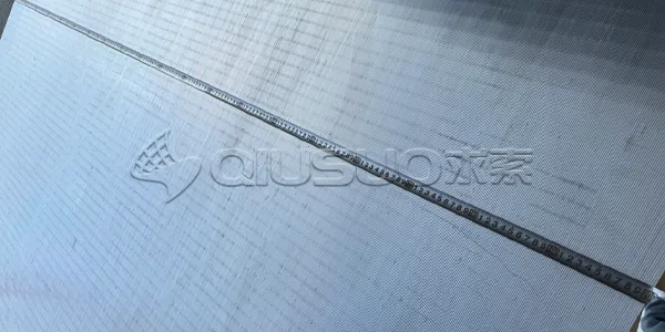 A worker is using a tape measure to measure the length of the wedge wire flat screen, which is 2000 mm.