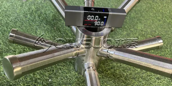 Mesurer les assemblages latéraux de fil de coin avec un niveau.