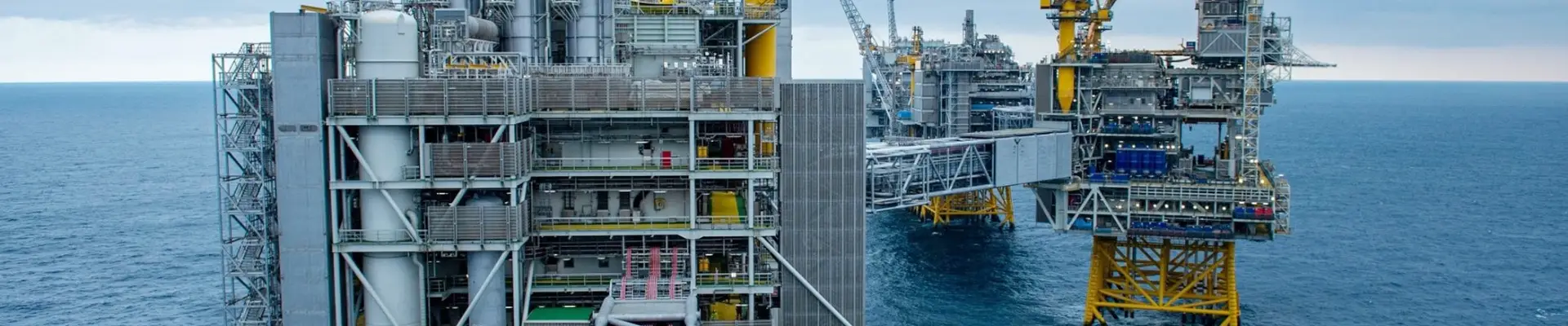 3 plates-formes pétrolières offshore sont affichées.