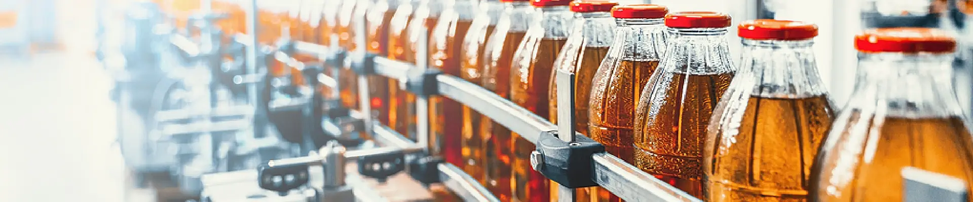 Línea de montaje en una planta de procesamiento de bebidas