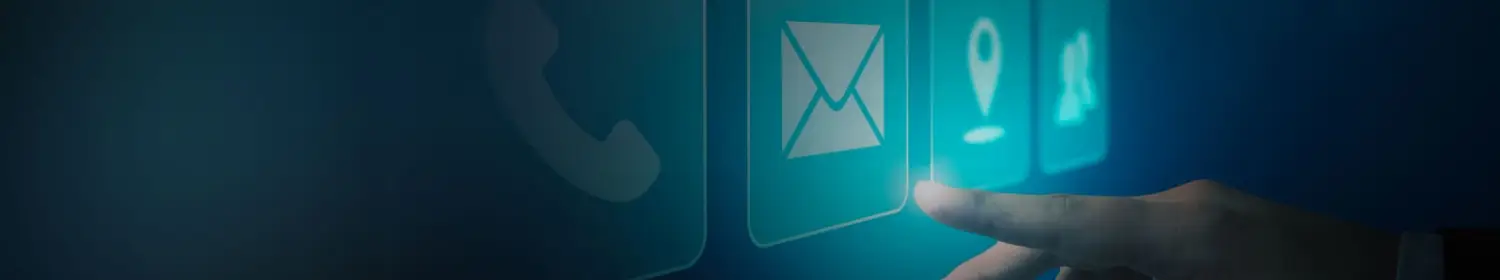 Bir adam ekranda 150947. düğmesine dokunuyor.