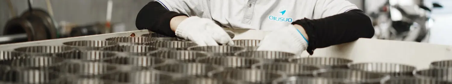 Bir işçi ahşap durumlarda kama tel ekran tüpleri sayıyor.