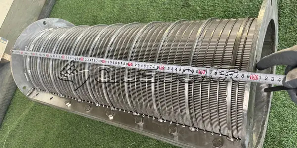 Mesurez la longueur du cylindre de l'écran de fil de coin avec un ruban à mesurer.