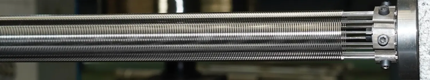 Un tubo dello schermo del cavo del cuneo sull&#39;attrezzatura di produzione.