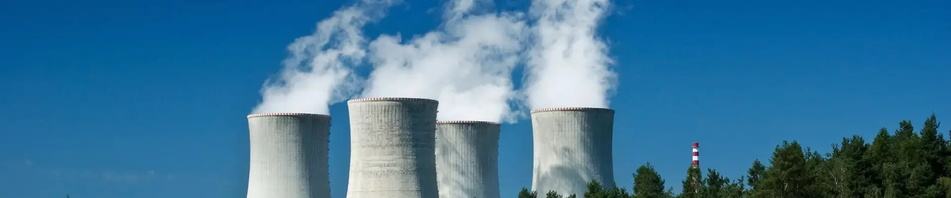 Атомная электростанция сбрасывается топливный газ в поле