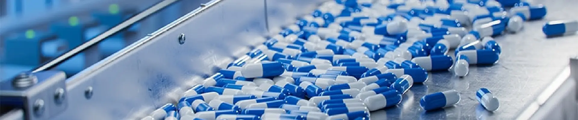 Viele Kapseln werden auf die pharmazeut ische Produktions linie gelegt.