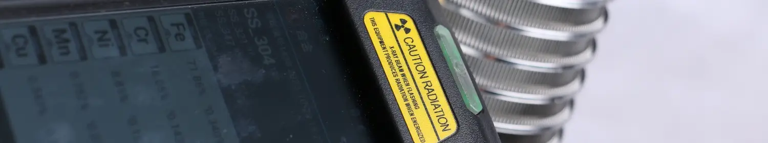 Un XRF sta testando il contenuto materiale del tubo dello schermo del cavo del cuneo.