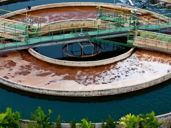 Tanque de purificación de aguas residuales lleno de aguas residuales industriales