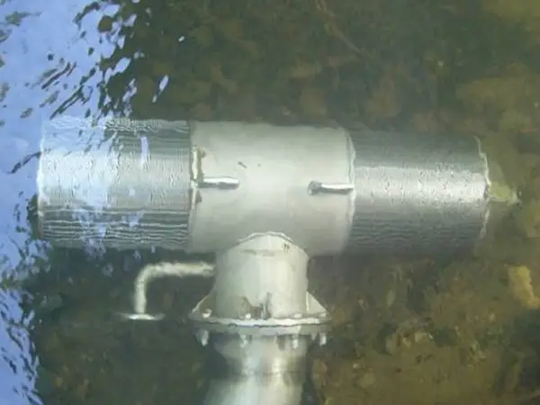 Изображение показывает экран провода клина помещен в заборе воды.