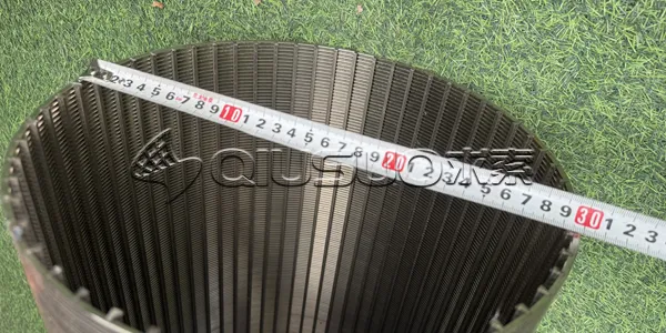 Der Durchmesser des Keildraht-Schlitz rohrs wird mit 300mm gemessen.